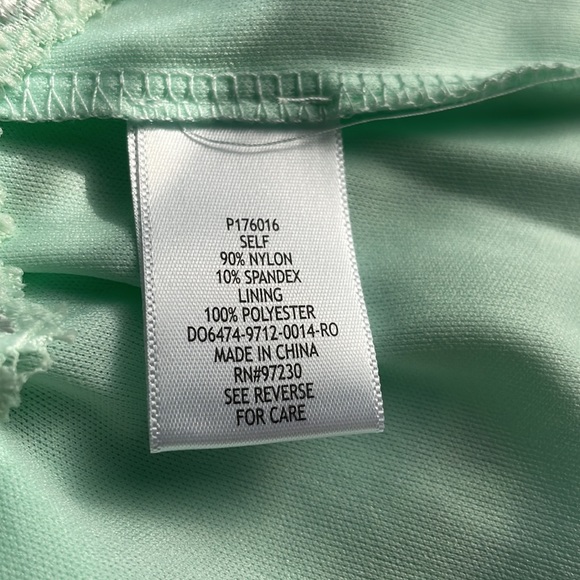 Almost Famous Light Green Short Sleeve Keyhole Back Lace Dress Size L (Juniors) - Picture 7 of 7